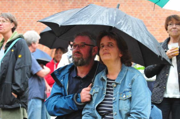 Dagmar Larsen und Bert Siebert aus Schönberg trotzten dem Wetter einfach mit einem Regenschirm.