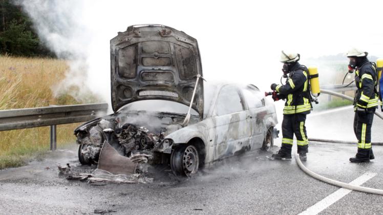 Der konkrete Vorfall: Auf der A 14 bei Goldenstädt brannte dieses Auto. Die Groß Laascher Feuerwehr löschte, die Goldenstädter wurde nicht alarmiert. 