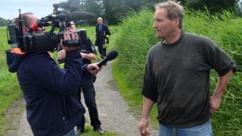 Retter Knut Ahsbahs-Dierks konnte nach kurzer Behandlung im Rettungswagen wieder aussteigen und gab einem zum Unfallort geeilten TV-Mitarbeiter ein erstes Interview.