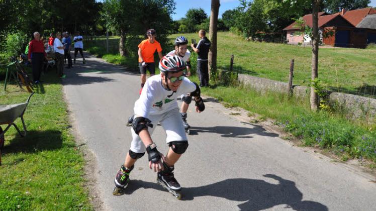 Beim Witziner Sommerbiathlon wird auf Inline-Skates statt auf Skiern gelaufen und zwischen den Runden mit dem Luftgewehr geschossen.  Fotos: Rüdiger Rump 
