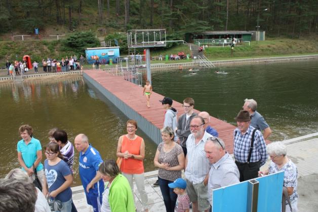 Viele Besucher waren zur Eröffnung gekommen. Die meisten zogen es aber vor, an Land und angezogen zu bleiben. Viele Besucher waren zur Eröffnung gekommen. Die meisten zogen es aber vor, an Land und angezogen zu bleiben.