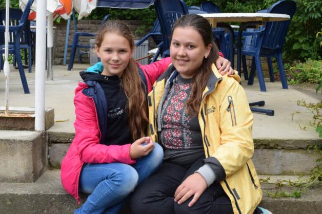 Wiktorija (11) und Anastasija (12) können aufatmen. Ihre Väter sind von ihrem Einsatz in der Ostukraine zurückgekehrt. 
