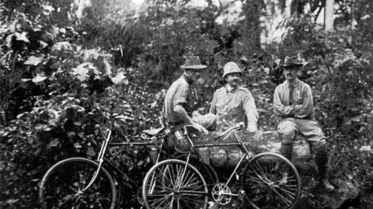 Mit dem Fahrrad auf der Urwaldpiste, in der Mitte Herzog Adolf Friedrich  Repro: Püttger-Conradt 