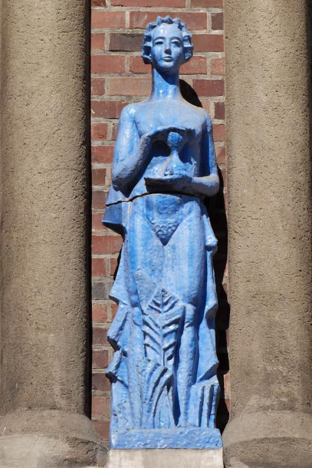 Die allegorische Figur der „Zeit“ ist in der Schloßstraße 32/34 zu sehen.  Fotos: Stender 