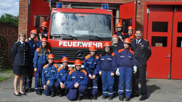 Die Kinder und Jugendlichen der FeuerwehrWüstmark um Jugendwartin Jacqueline Babel und Stellvertreter Andreas Wiechert treffen sich jeden Freitag zur Ausbildung.  