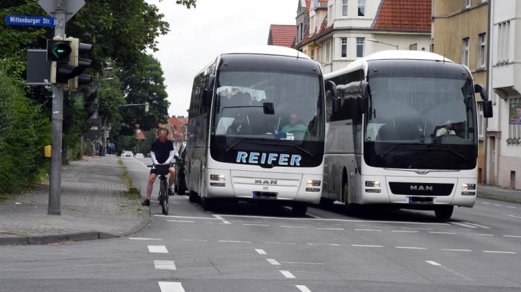 Gefahrenquelle Obotritenring: Radfahrer kommen hier schnell in Bedrängnis, weil die Fahrspuren viel zu schmal sind und wie hier die Busse auf den Radstreifen ausweichen müssen.  