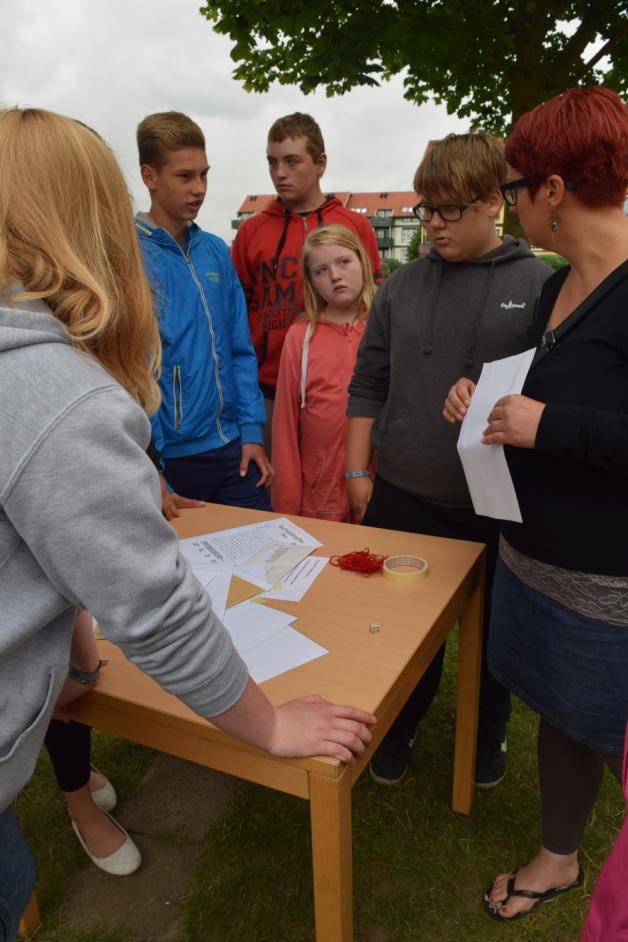 Jugendclubleiterin Anke Dose (r.) betreute beim Planspiel eine Gruppe. 