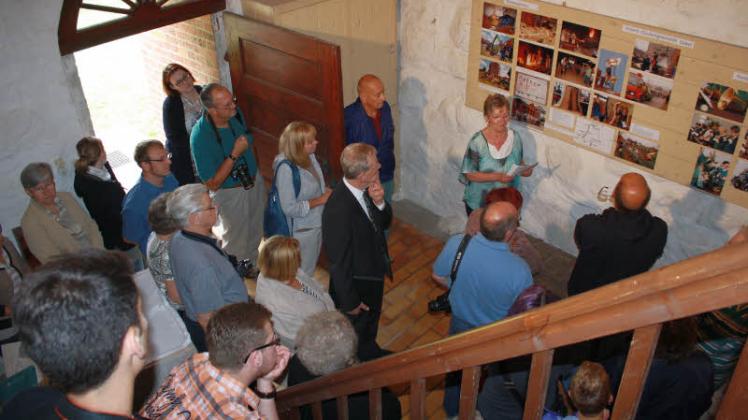 Eröffnung der Ausstellung im Kirchturm durch Ingrid Kuhlmann, Pastor Grell übersetzt. Fotos: manuela kuhlmann 