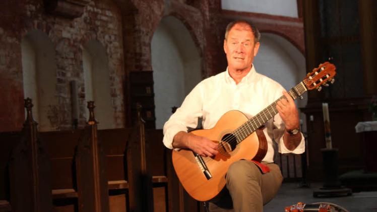 Der Sänger und Liedermacher Wolfgang Rieck  war zu Gast in der Tempziner Klosterkirche.  Fotos: Ursula Prütz   