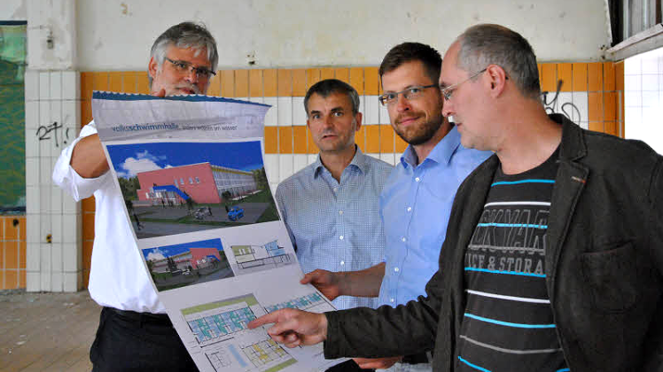Mitglieder der Pro-Schwerin-Arbeitsgruppe Stadtentwicklung  ließen sich die Pläne von Ulrich Bunnemann (r.) erklären.  