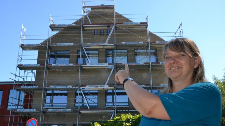 Ines May, Geschäftsführerin der Freien Schule in Güstrow, freut sich auf die Sanierung des Schulgebäudes. Über die Ferien sollen Fassade und Dach neu gemacht werden – das Haus wird seit Dienstag eingerüstet. 