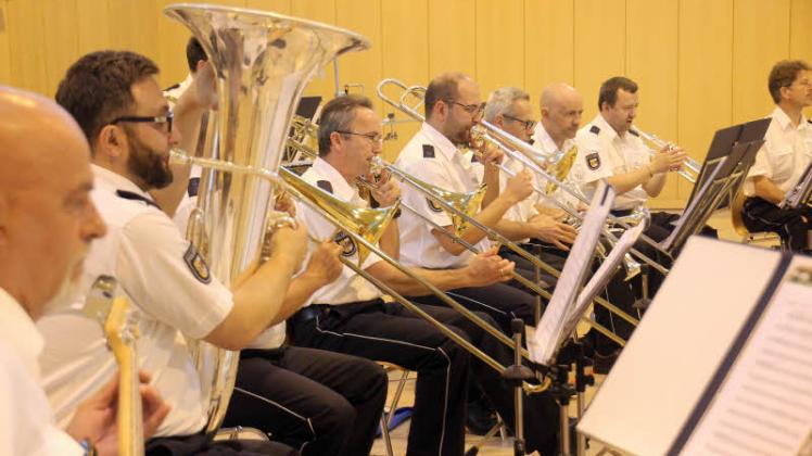 Beim Auftritt des  Landespolizeiorchesters unter Leitung von Mark Grabowski kamen auch Posaunen zum Einsatz.  