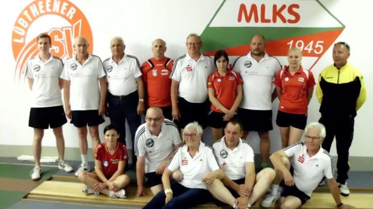 Gelebte Sportlerfreundschaft: Die Lübtheener Kegler (weißes Trikot) und ihre polnischen Gäste hatten ihren Spaß. 