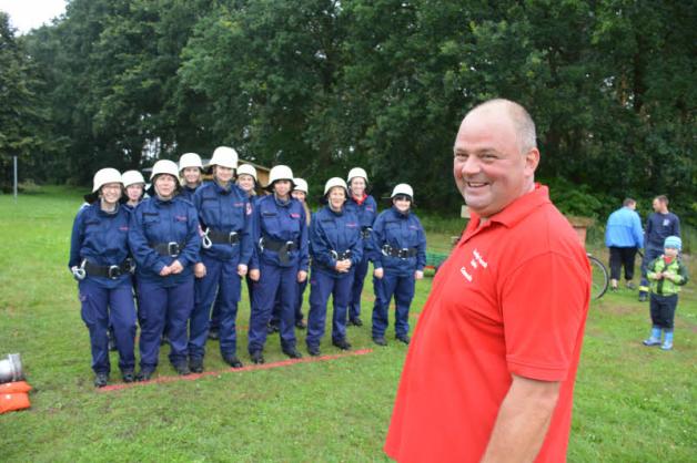 Wehrführer Ralf Eggert trainiert die Frauen. Wehrführer Ralf Eggert trainiert die Frauen.