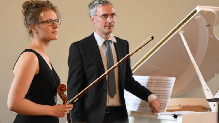 Prof. Reiko Füting und Ruth Sophie Furthmann bei ihrem Auftritt im Schloss Bothmer. Der Starpianist und -komponist wird jetzt häufiger Gast in der Region sein.  Fotos: Schmidt 