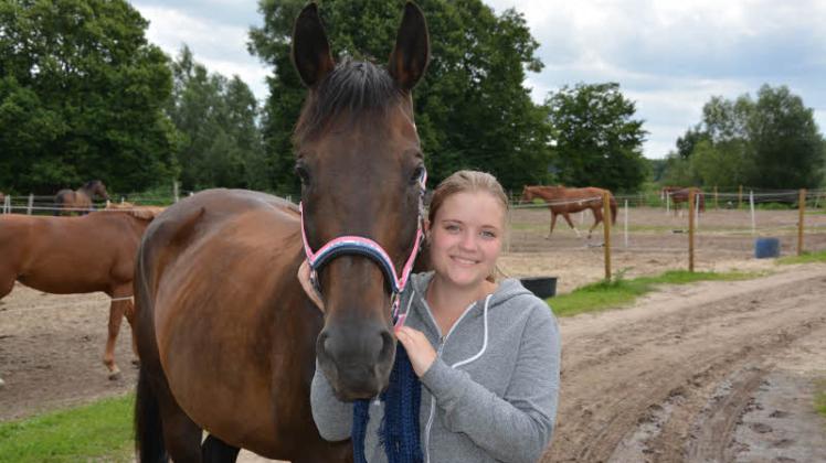 Nora Gast möchte ihre Leidenschaft zum Reiten gerne zum Beruf machen und absolvierte ihr Praktikum als Pferdewirtin beim Reitsportverein in Güstrow  Fotos: Elena Albrecht 