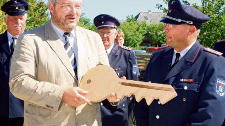 Bürgermeister Thomas Dose überreicht den Schlüssel an Wehrführer Jürgen Köller. Foto: cw