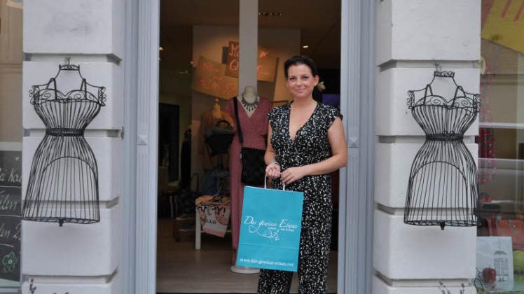 Ladeninhaberin Jessica van Elsbergen von „Das gewisse Etwas“ in Güstrow freut sich beim Sommerschlussverkauf auf glückliche Kunden.  Fotos: Elena Albrecht 