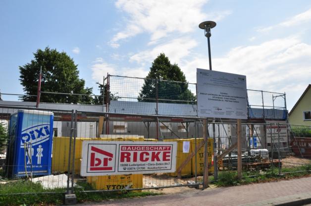 Die ersten Mauern stehen. Am Dienstag werden die ersten Zwischendecken in das neue Familienzentrum in Klein Trebbow eingezogen. Die ersten Mauern stehen. Am Dienstag werden die ersten Zwischendecken in das neue Familienzentrum in Klein Trebbow eingezogen.