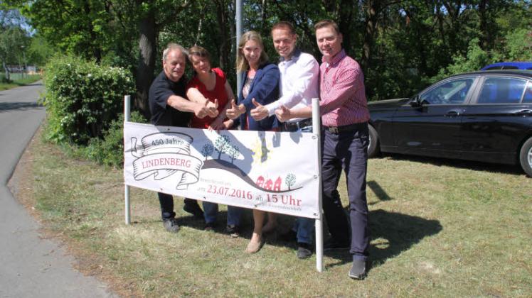 Die Ortsclubmitglieder Karl-Heinz Brüdigam (Ortsvorsteher), Tina Günther, Jessica und Martin Henke sowie Thorsten Beckendorf (v. l.) laden ein zum Jubiläum.  