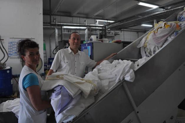 Chef Michael Trost  führt die SVZ-Leser am 19. August durch die Textilreinigung und Wäscherei in Güstrow.  