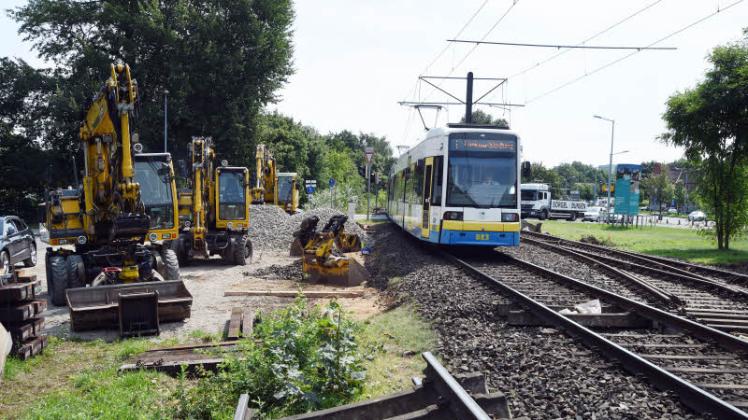 Der Straßenbahnübergang in der Lennéstraße wurde mal als Behelfsübergang gebaut. Von Montag an soll die Anlage grundlegend saniert werden, um die Sicherheit zu erhöhen, Die ersten Vorbereitungen sind schon gelaufen. 