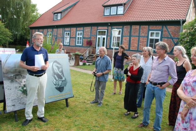 William Boehart, Vorsitzender des Kunstvereins Lauenburg, stellte den Besuchern der Vernissage die Plakate vor. Fotos: Peter Täufel William Boehart, Vorsitzender des Kunstvereins Lauenburg, stellte den Besuchern der Vernissage die Plakate vor. Fotos: Peter Täufel