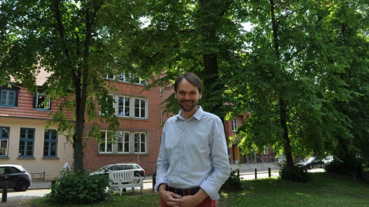 Michael Fengler vor dem Kreishaus in Güstrow – sein Arbeitsplatz. 