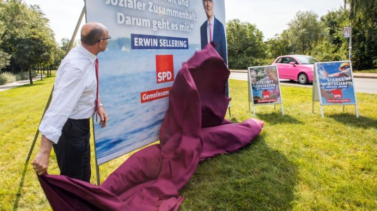 Ministerpräsident Erwin Sellering (SPD) präsentiert gestern sein Wahlplakat in Schwerin.  