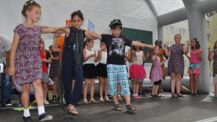 Kinder der Parchimer Weststadtschule zeigten Tänze aus verschiedenen Ländern. 