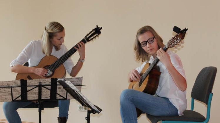 In der Kategorie Zupfinstrumente: Gitarrenduo erspielten sich Kim und Kyra Sulkowski einen 3. Preis beim Bundeswettbewerb „Jugend musiziert“.  