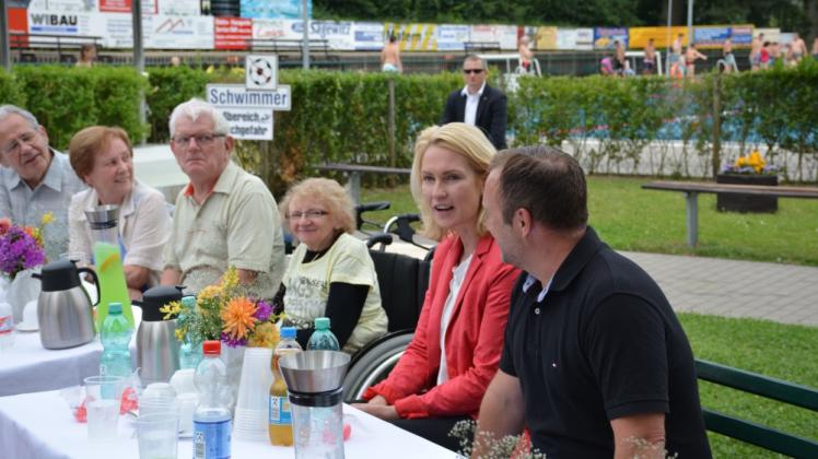 Bundesfamilienministerin Manuela Schwesig (2. v. r.) und SPD-Landtagskandidat Dirk Friedriszik (r.) kamen mit engagierten Bürgern ins Gespräch. 
