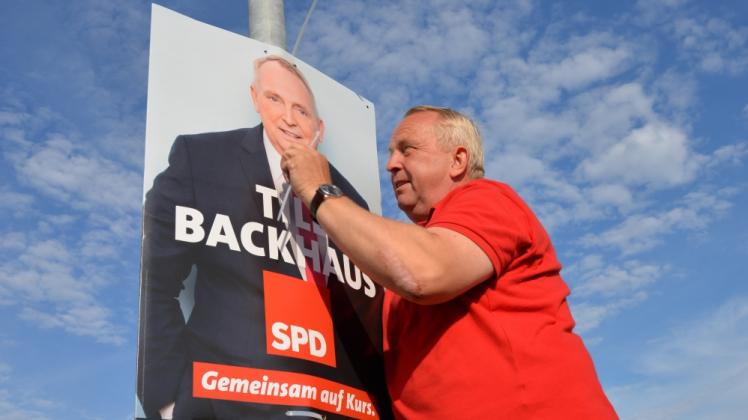 Till Backhaus befestigt eines seiner Plakate an einem Laternenmast in Zahrensdorf nahe Boizenburg. Er geht von einem harten Wahlkampf in diesem Jahr aus.  