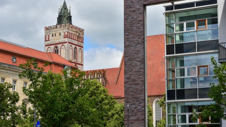 Blick über den Campus der Europa-Universität Viadrina in Frankfurt (Oder) mit dem Hauptgebäude (l), dem Turm der Marienkirche (M) und dem Auditorium Maximum (r)  