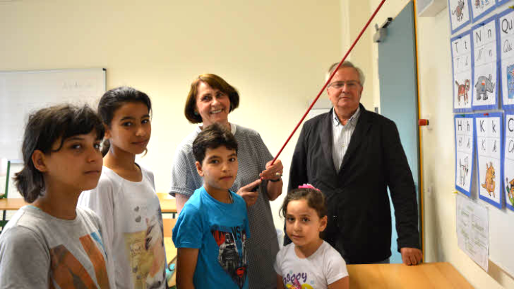 Samar (11), Naram (11), Abdel Hadi (11) und Tala (7/v.l.) lernen im Recknitz-Campus Laage Deutsch als Zweitsprache. Zwei ihrer Lehrer sind Ingelore und Norbert Wernitz.  