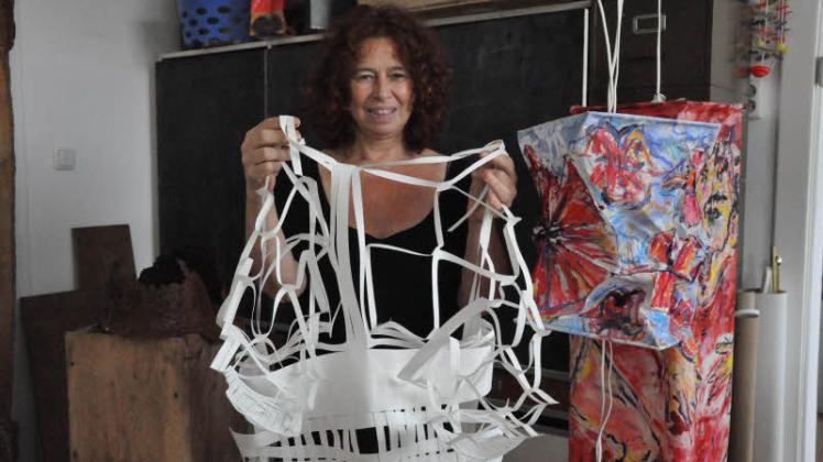 Die Künstlerin Ingrid van Bergen beherrscht die Kunst des Scherenschnitts ebenso wie das Verschmelzen von unterschiedlichen Materialien zu Skulpturen wie Drucktechniken, Malereien und Zeichnungen in Perfektion.  