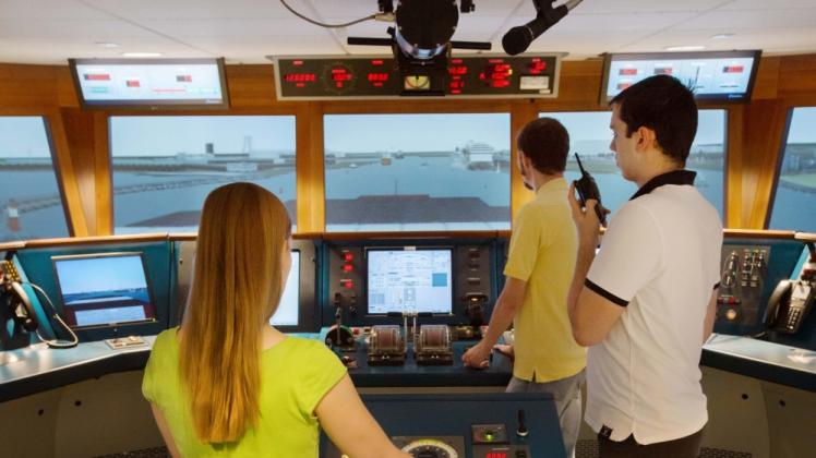 Während Seefahrt-Studenten heute auf der Brücke des Schiffsführungssimulators die Hafenansteuerung trainieren, wird künftig beim Einsatz von automatisierten Steuersystemen die Verkehrsbeobachtung und bei Systemausfall die Übernahme des Schiffsführungsprozesses im Fokus stehen.  