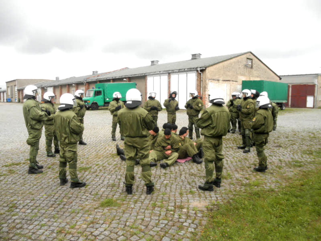Wie löst man eine Sitzblockade auf? Auf diese Frage bekamen die Nachwuchsbeamten beim Training in Schwerin ebenfalls eine Antwort. Wie löst man eine Sitzblockade auf? Auf diese Frage bekamen die Nachwuchsbeamten beim Training in Schwerin ebenfalls eine Antwort.