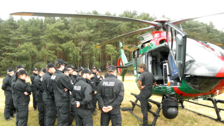 In Schwerin wurden die Kommissar-Anwärter auch mit der Polizeitechnik vertraut gemacht, wie etwa mit dem Hubschrauber.