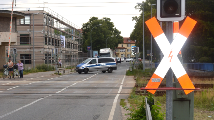 Das Fahrrad der verunglückten Frau am Bahnübergang Schwaaner Straße. Die Polizei sperrte den Übergang ab.  