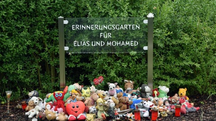 Eine Gedenktafel für die ermordeten Kinder Elias und Mohamed in einer Kleingartenanlage in Luckenwalde 