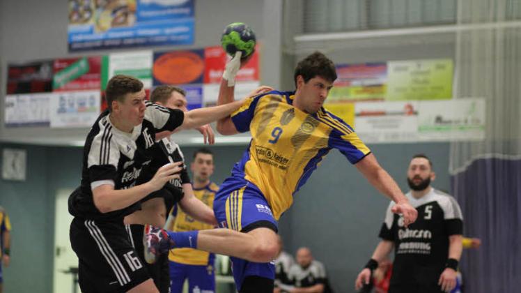 Auch die Schwaaner Handball-Männer um Felix Elsner (r.) müssen sich künftig auf einige Regeländerungen einstellen.  