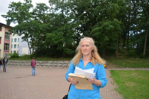 Elternratsvorsitzende Franziska Münchow-Konieczny hält Unterschriften gegen die Krähenplage im Stadtwald und auf dem Schulhof in den Händen. 