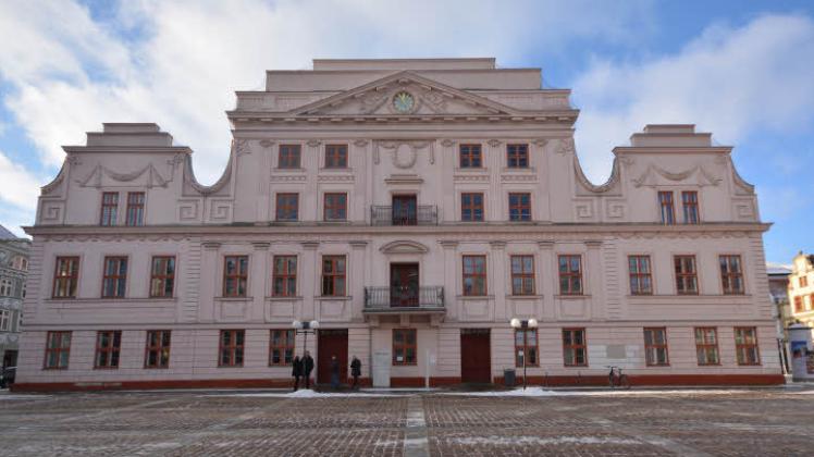 Die Fassade des Güstrower Rathauses muss rundherum saniert werden.  