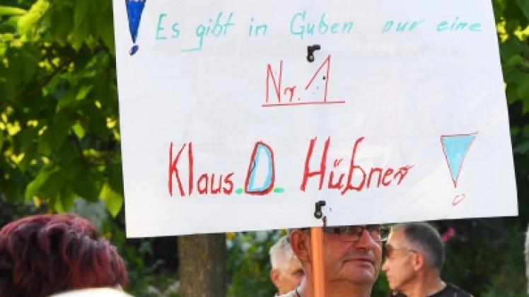 Anhänger des wiedergewählten Ex-Bürgermeisters demonstrierten am Montag vor dem Rathaus in Guben.  