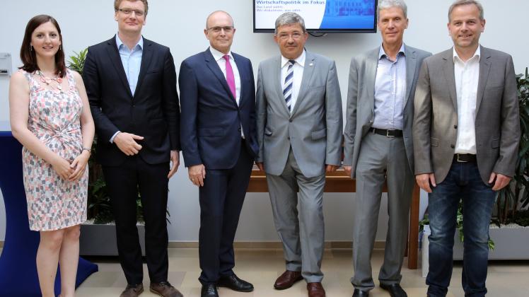 Zzu Gast bei der IHK Rostock: Cecile Bonnet-Weidhofer (FDP), Johannes Saalfeld (Bündnis 90/Die Grünen),  Ministerpräsident  Erwin Sellering (SPD), Lorenz Caffier (CDU), Helmut Holter (Die Linke) und Leif-Erik Holm (AfD) 
