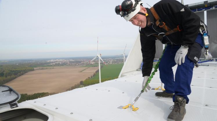 In fast 150 Metern Höhe hat Servicemonteur Mathias Pagel (43) im Windpark Parchim-Ost seinen Arbeitsplatz.  