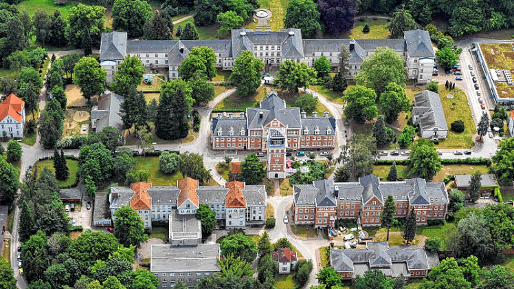 Historisches Ensemble: Einige Gebäude der Carl-Friedrich-Flemming-Klinik wie das Haupthaus am oberen Bildrand wurden schon saniert. Jetzt folgen sechs weitere. 