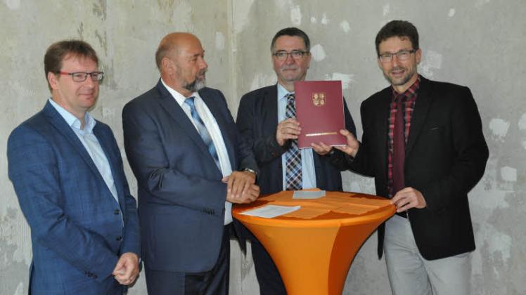 Zinsgünstiges Darlehen für die WGG: Stadtpräsident Torsten Renz, Minister Harry Glawe, WGG-Geschäftsführer Jürgen Schmidt und Bürgermeister Arne Schuldt (v.l.) gestern in einer noch unfertigten Wohnung des Blocks in der Clara-Zetkin-Straße