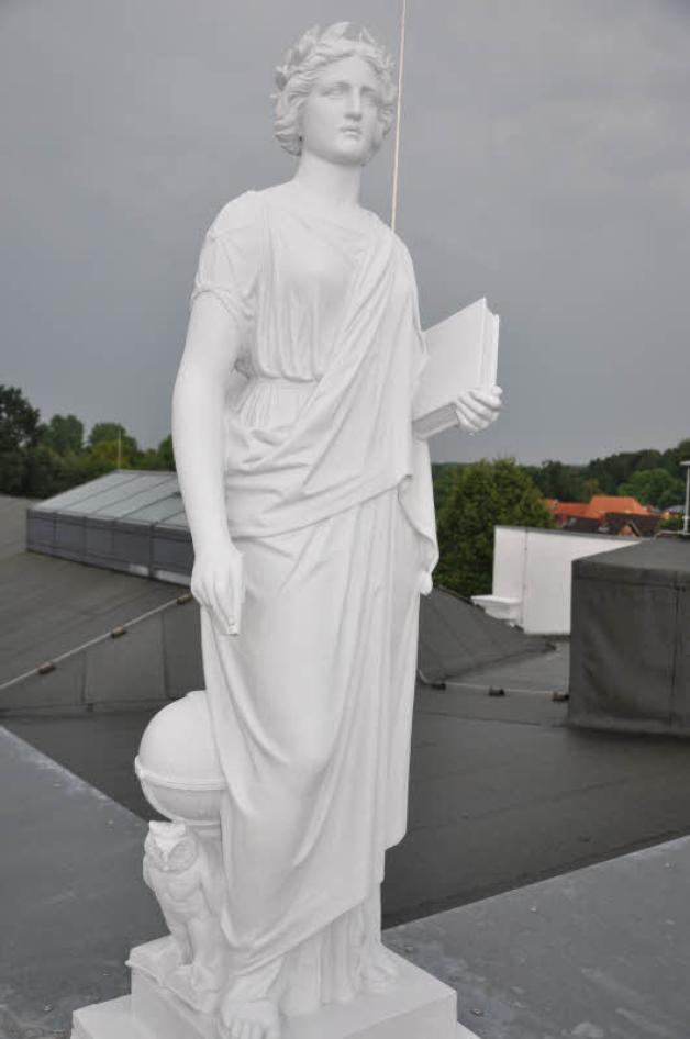 Eine der griechischen Musenfiguren mit neuem Farbanstrich. Eine der griechischen Musenfiguren mit neuem Farbanstrich.